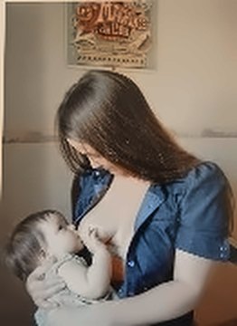 Una mamá amamanta a su bebé en brazos